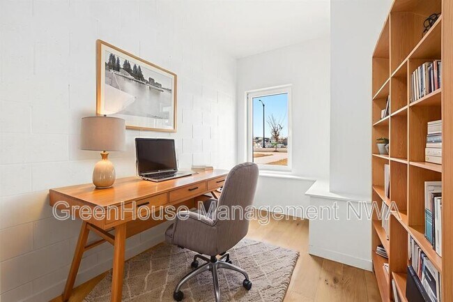 Building Photo - 838 SE 8th St