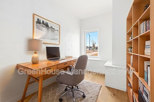 Building Photo - 842 SE 8th St