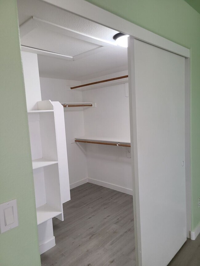 Building Photo - 3 BDRM 2.5 BATH GATED TOWNHOME