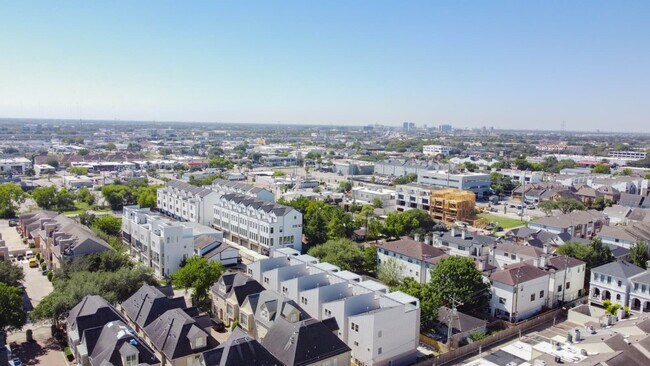 Building Photo - 5634 Dolores St