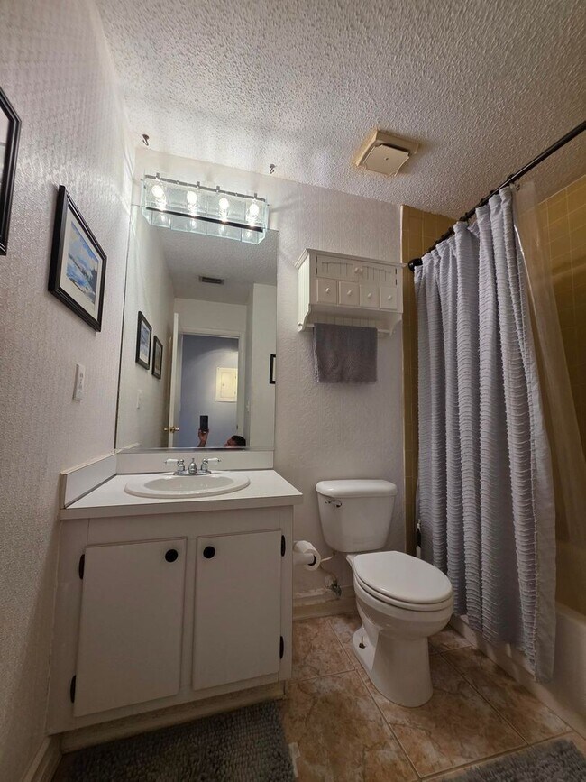 Building Photo - Furnished 2-Bedroom, 2-Bathroom Condo in Tampa