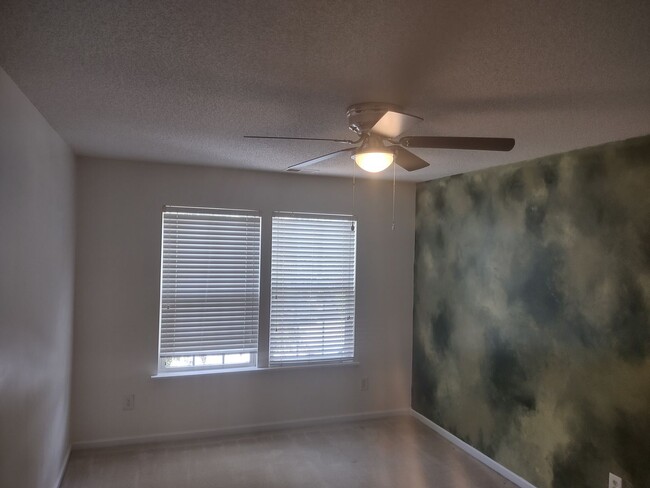 Building Photo - ****MOVE IN SPECIAL****Two Story, Five Bed...