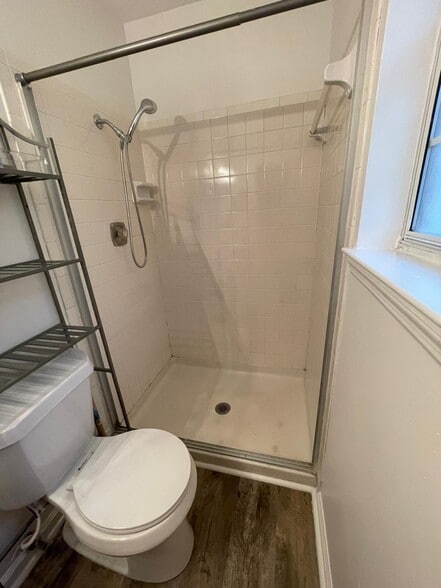 Full Bathroom (Master Bedroom) - 1936 Ashmore Ave