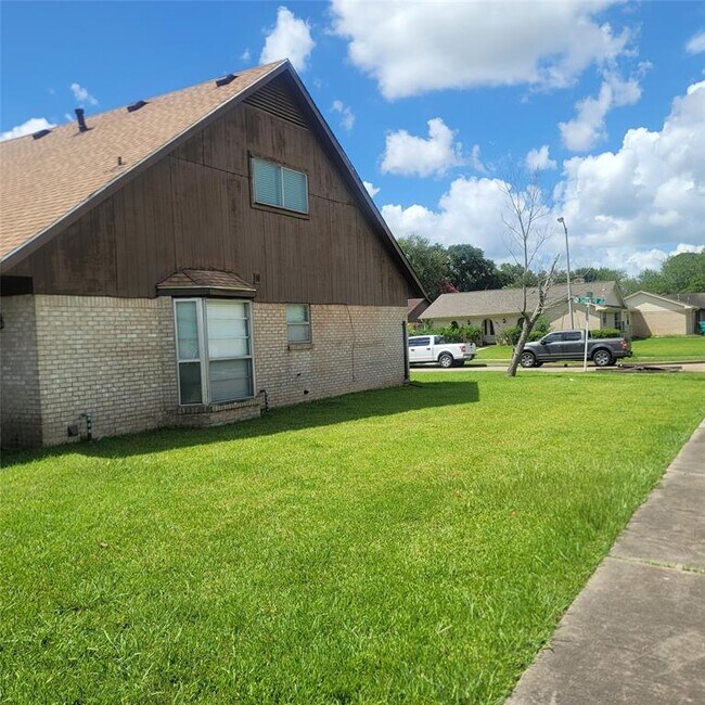 Building Photo - 10601 Sagewind Dr