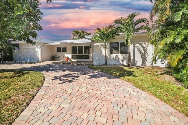 Building Photo - 2031 NE 14th Ct