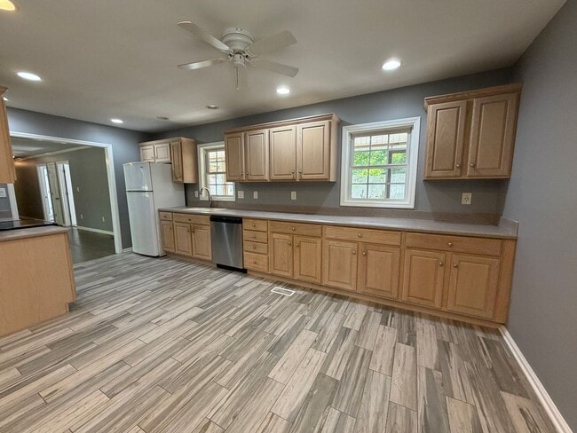 Building Photo - Lovely 3 Bedroom, 2 Bath House with 2-Car Garage in Athens, GA