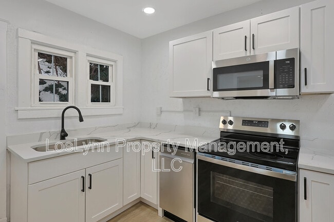 Building Photo - 822 Greene St