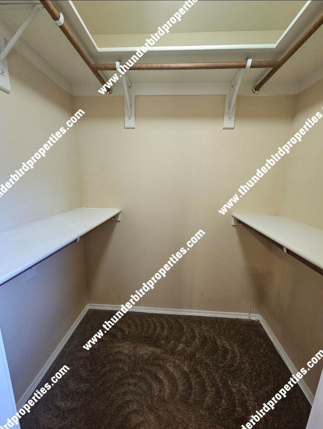 Building Photo - Located in a Gated community!!!
