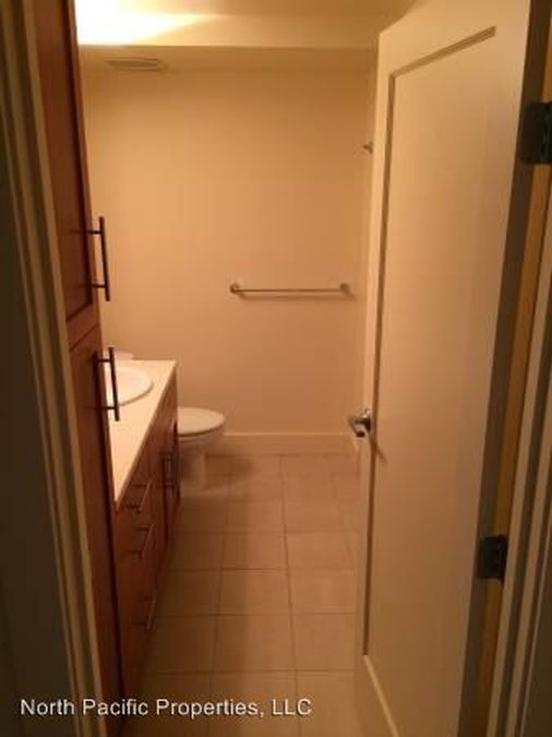 Building Photo - Modern 2 Bedroom Queen Anne Condo