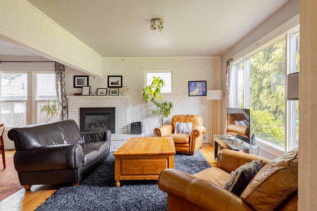 Building Photo - Charming 2-Bedroom Home Near Downtown Bellingham – Private Yard & Cozy Living
