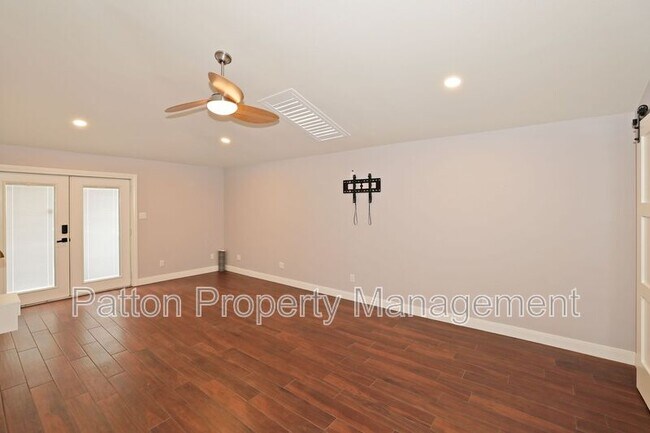 Building Photo - 2221 Crockett St