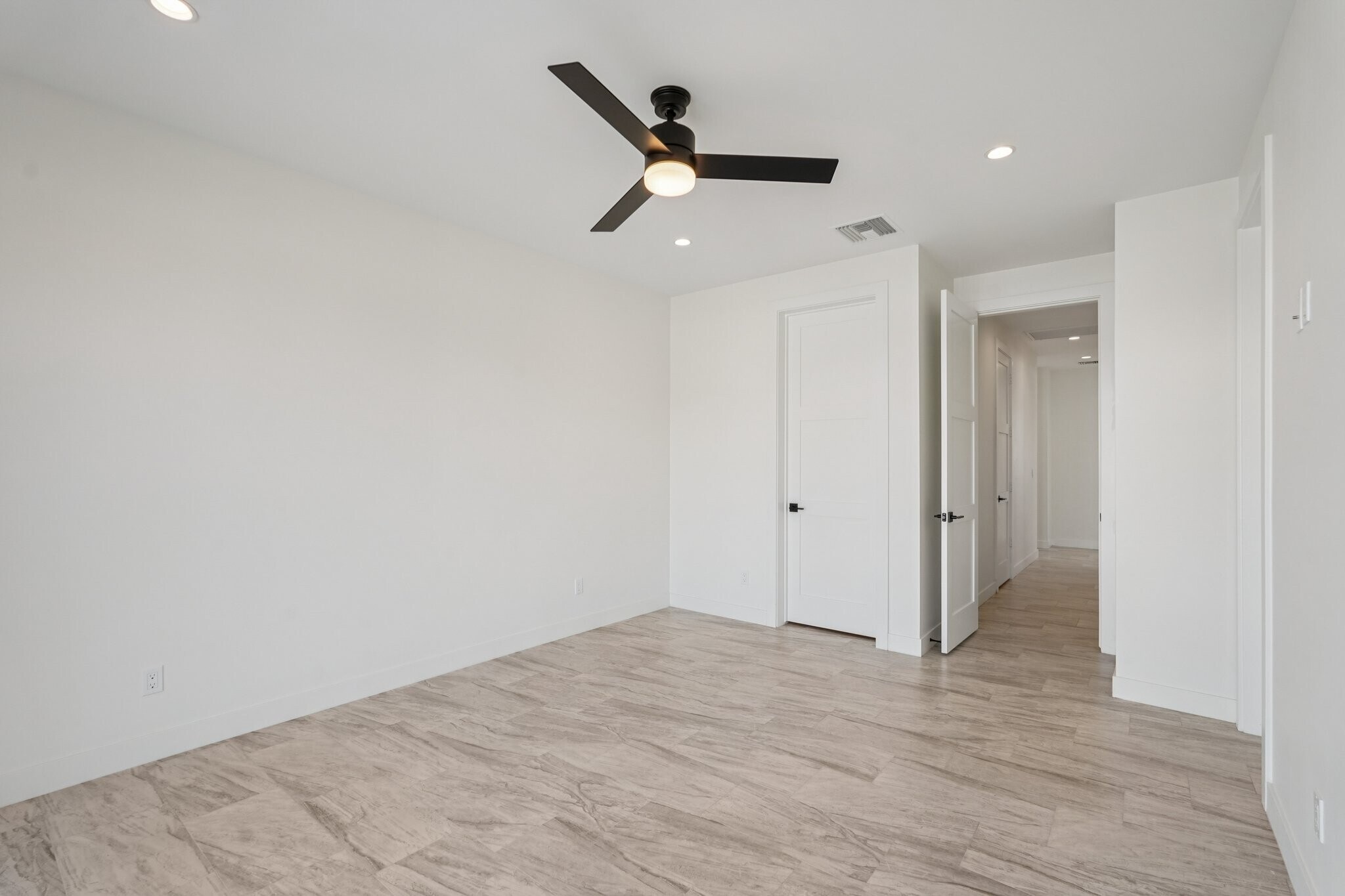 Building Photo - 910 E Roma Ave