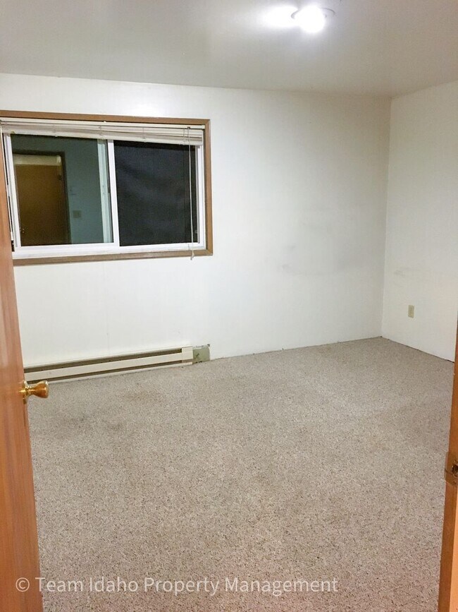 Building Photo - Taylor Ave Tri-Plex