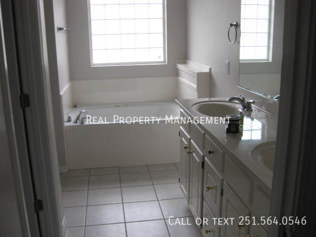 Building Photo - 1622 Parkmoor Ct