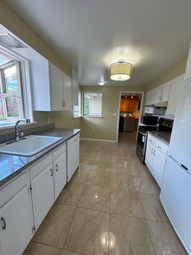 Building Photo - Charming rambler 2 bed 1 bath and office s...