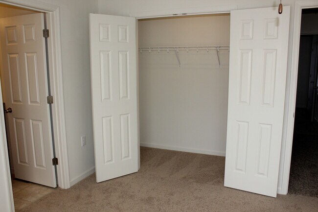 Building Photo - Two Master Suite Apartment Townhouse