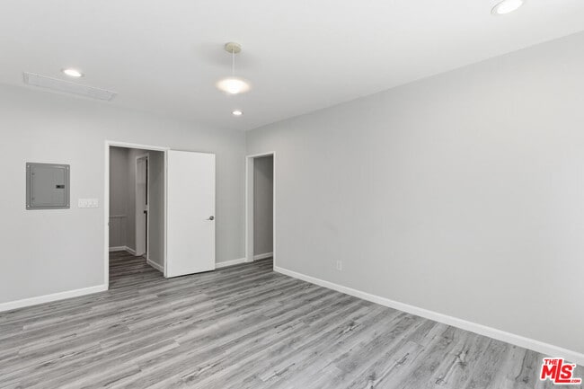 Building Photo - 6314 Primrose Ave