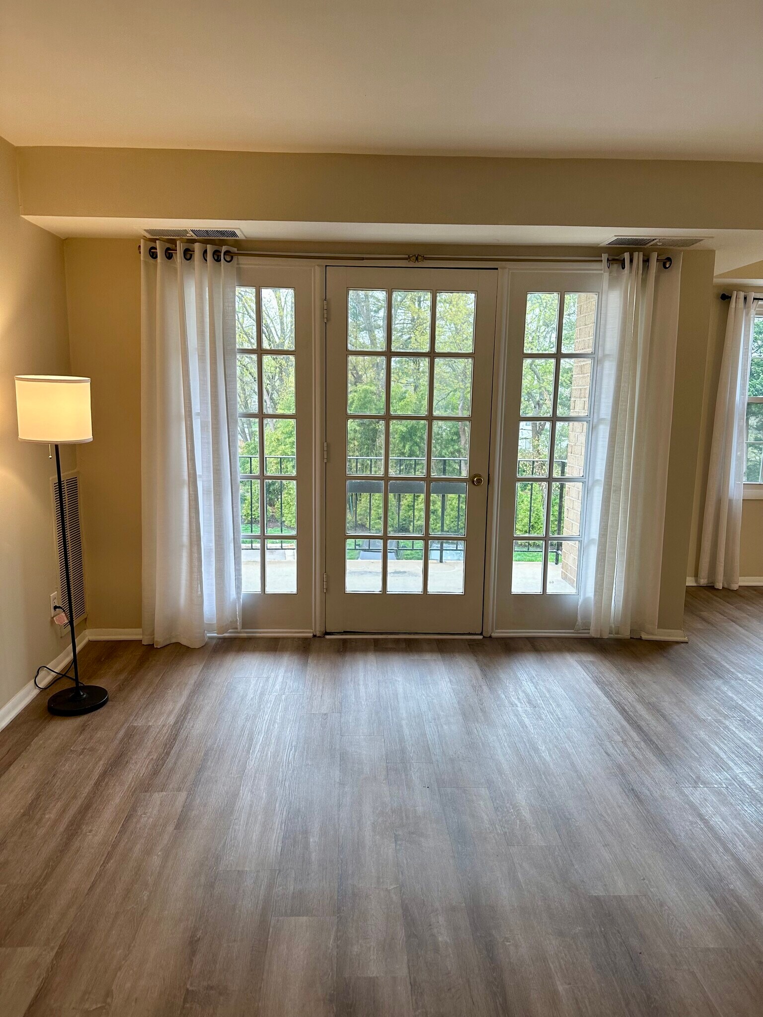 Building Photo - 3945 Lyndhurst Dr