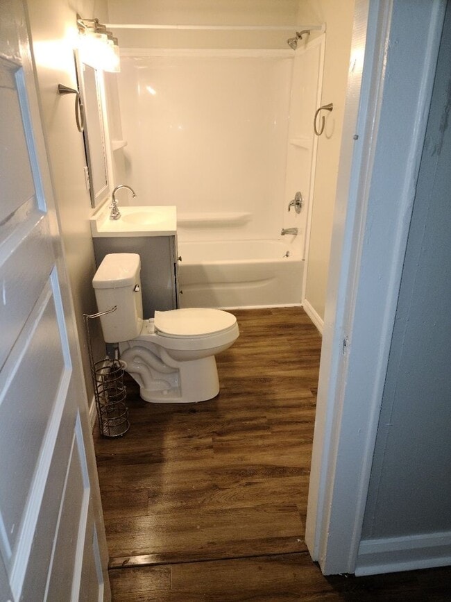 Building Photo - Beautiful 1 bedroom 1 bath bedroom bungalo...