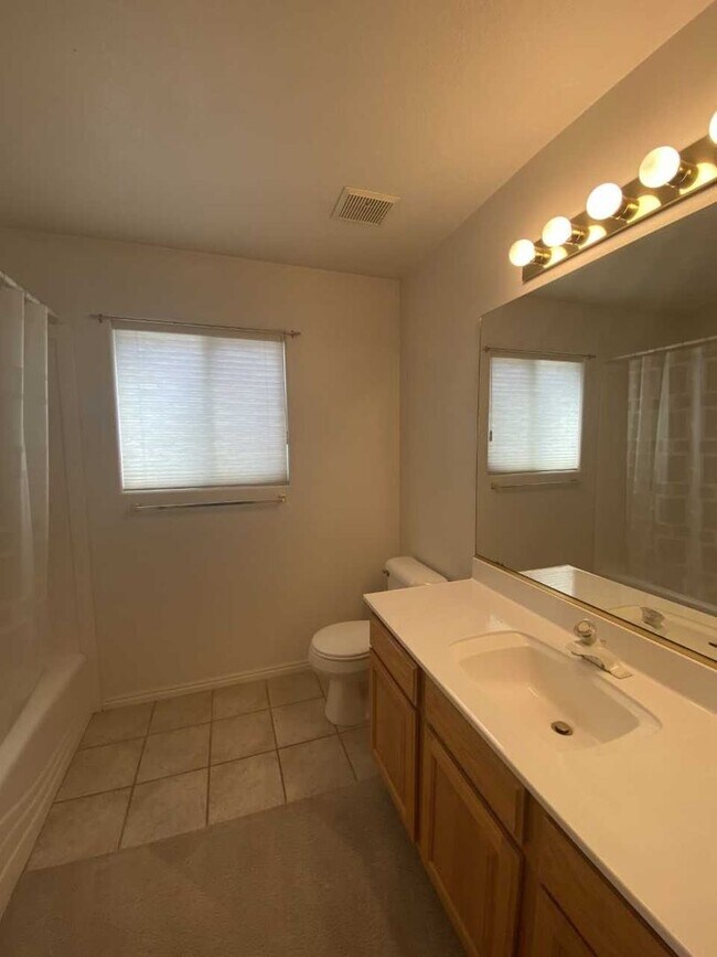 Building Photo - Charming Home Near Mathis Park