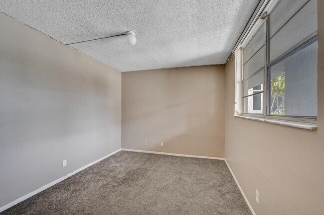 Building Photo - 9440 Poinciana Pl