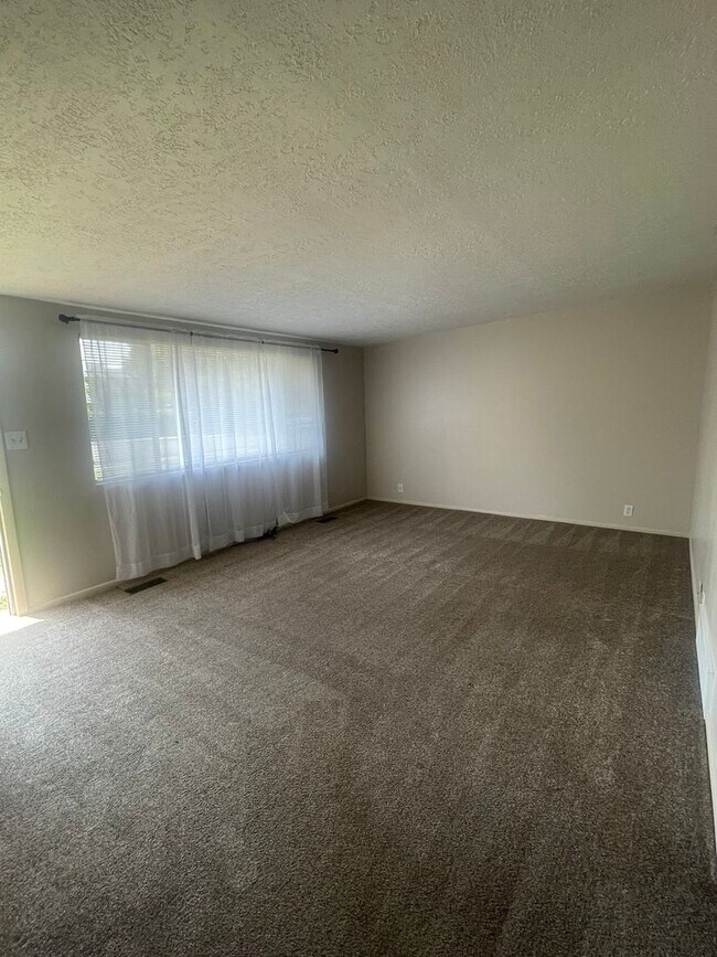 Building Photo - 225-227 E 200 S