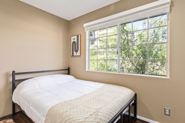 Building Photo - 10777 Ashton Ave