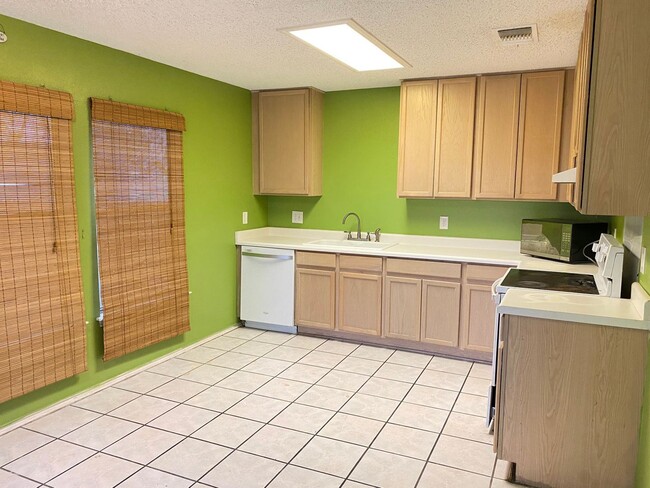 Building Photo - 4 br, 4.5 bath House - 8918 Kenton Mist