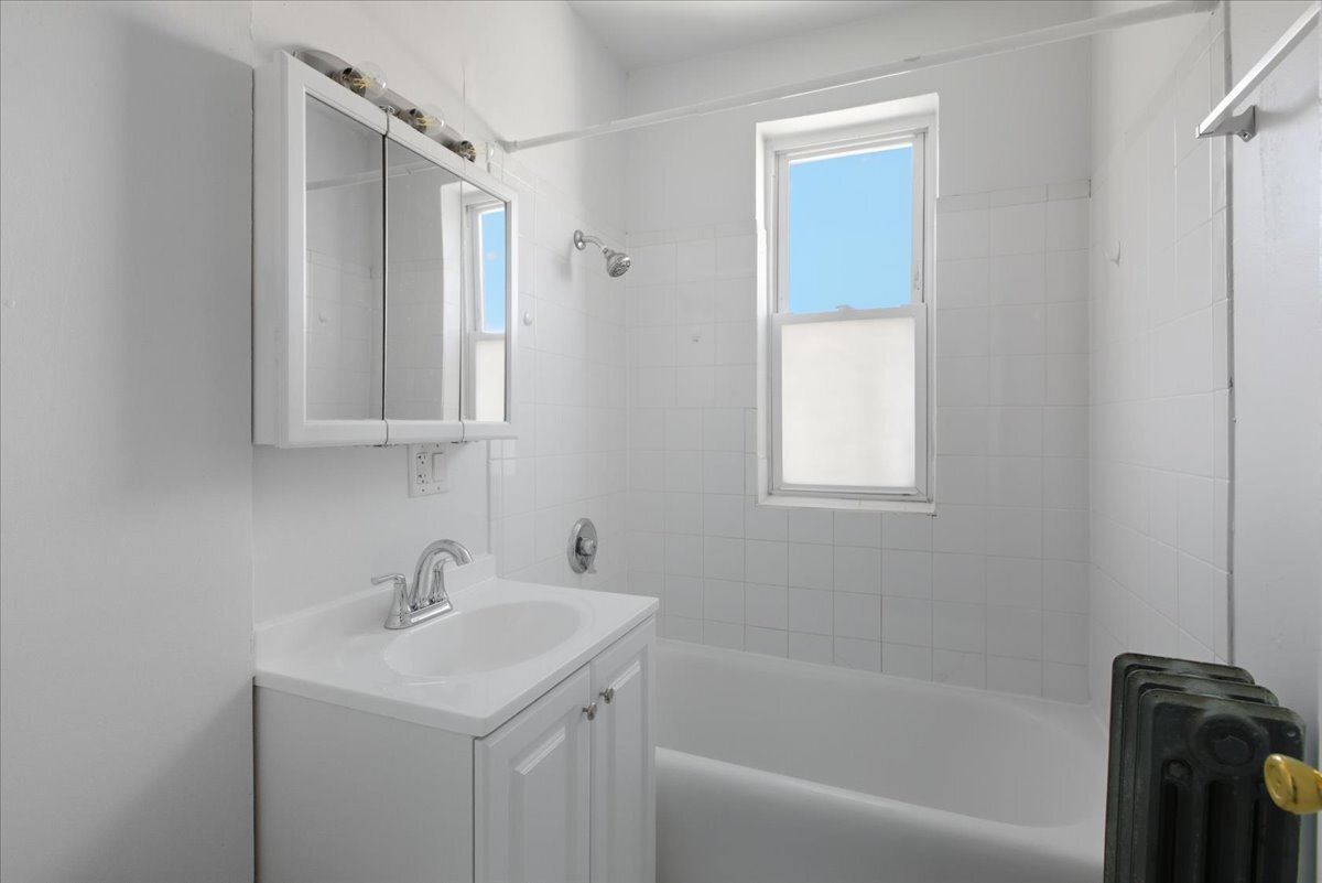 Building Photo - 1635 W Morse Ave