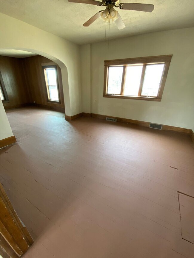 Building Photo - Spacious Home Available Now!