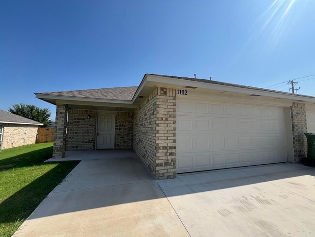Primary Photo - Stunning 3-Bedroom Home for Rent in Yukon,...