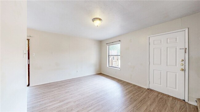 Building Photo - 1002 Verde Dr
