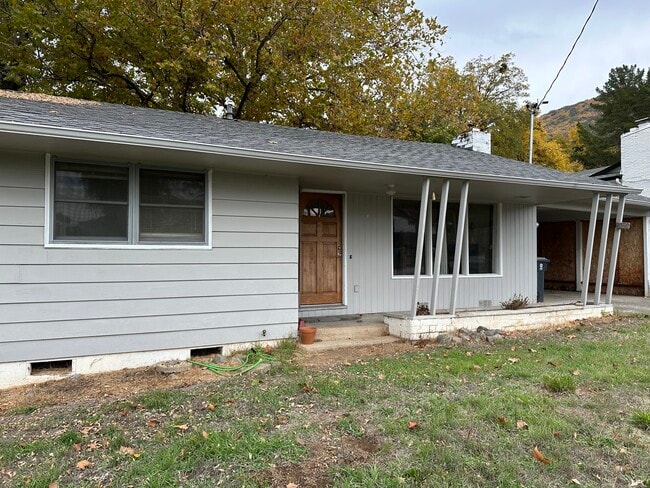 Building Photo - 1060 NE Churchill St