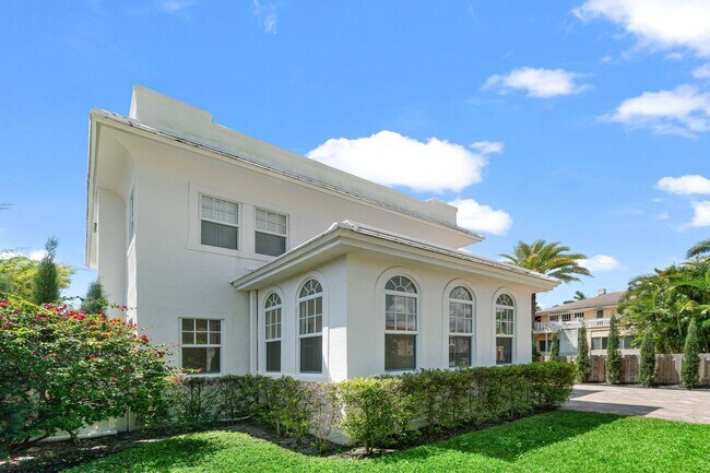 Building Photo - 224 10th St