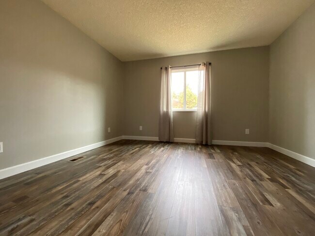 Building Photo - 380 Paradise Cir