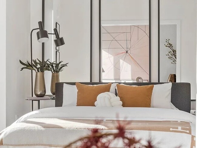 Building Photo - 87 Oxford St