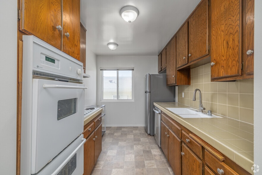 2BR, 2BA - 1,200SF - Kitchen - 309 S Doheny Dr
