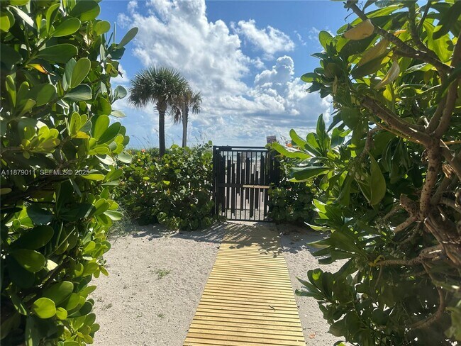 Building Photo - 5415 Collins Ave