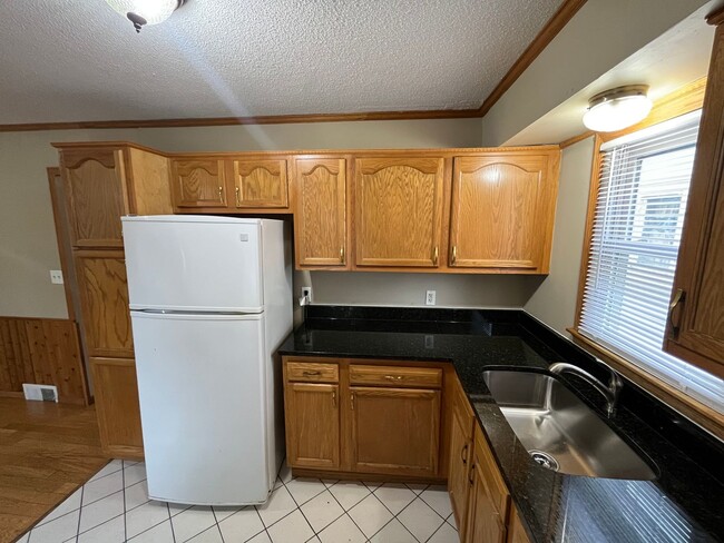 Building Photo - Gorgeous 2 Bedroom House with Massive Two Car Garage! Apply Today!