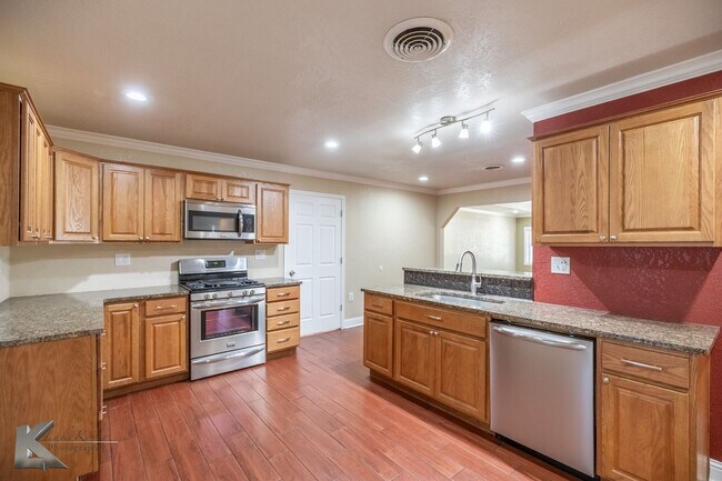 Building Photo - 3 bed, 1.5 bath, XL living room, XL garage...