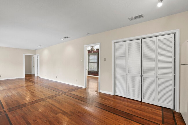 Building Photo - 405 N Praire