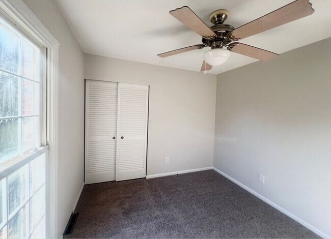 Building Photo - Brick one level home, Live Oak Tree, 3-4 bedrooms, fenced yard, deck.