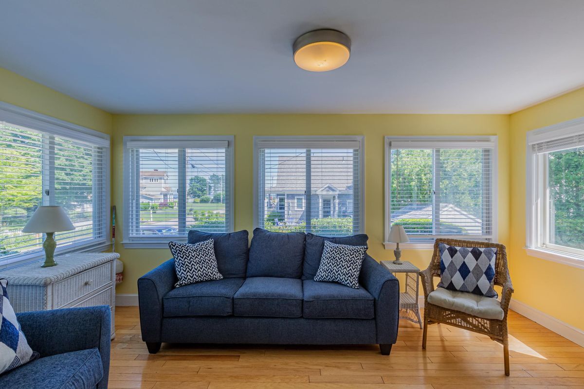 Building Photo - 18 Baker