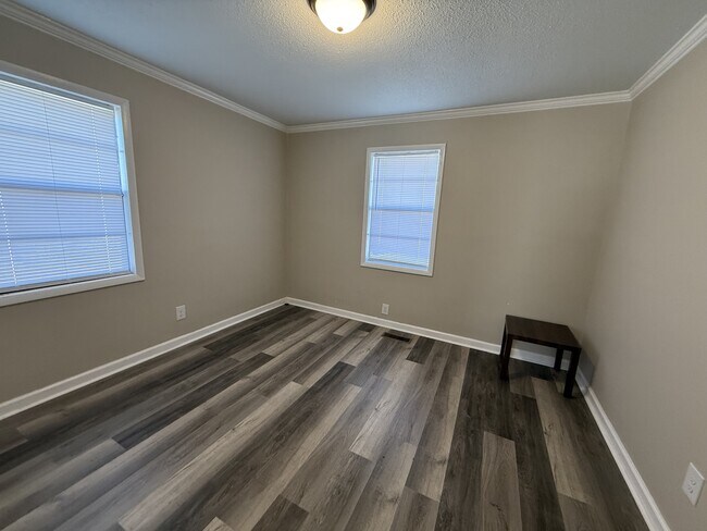 Building Photo - 104 Oak Ct