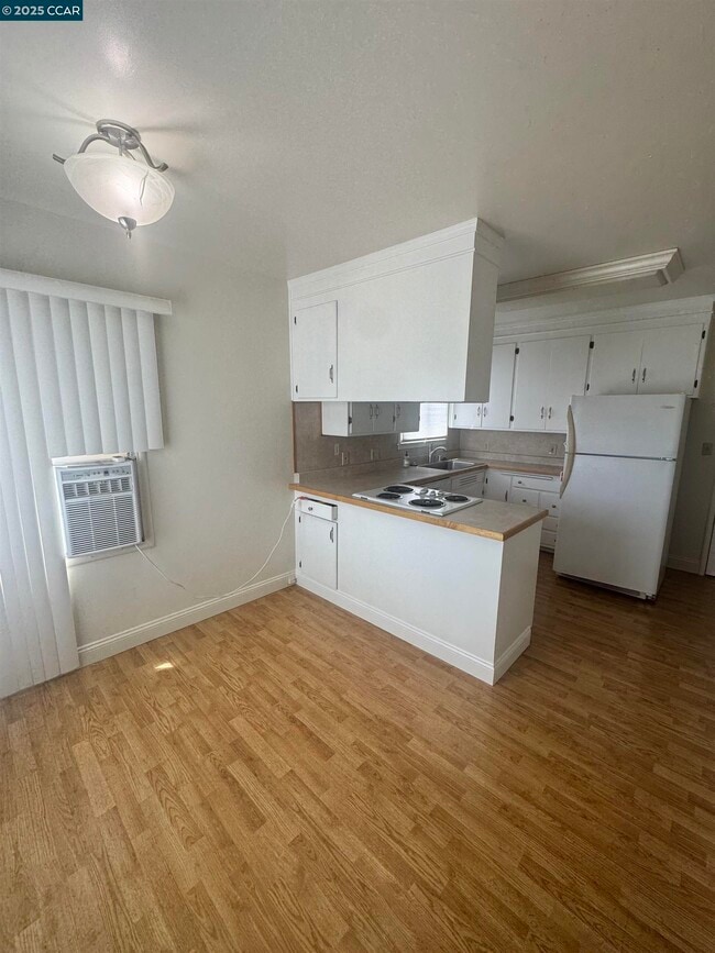 Building Photo - 674 Maud Ave