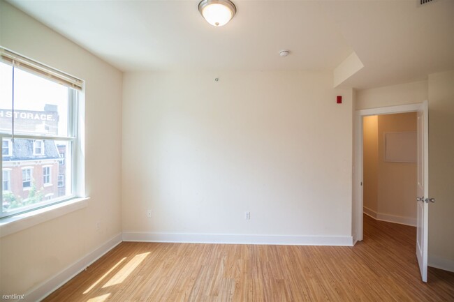 Building Photo - 3 br, 2 bath Triplex - 3842 LANCASTER AVE ...