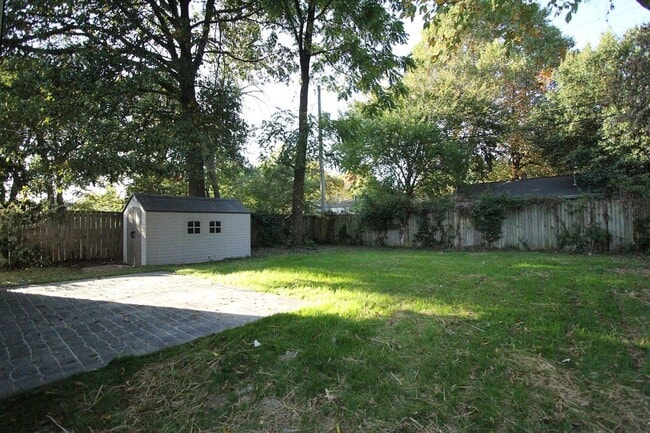 Building Photo - 625 E Cozy St