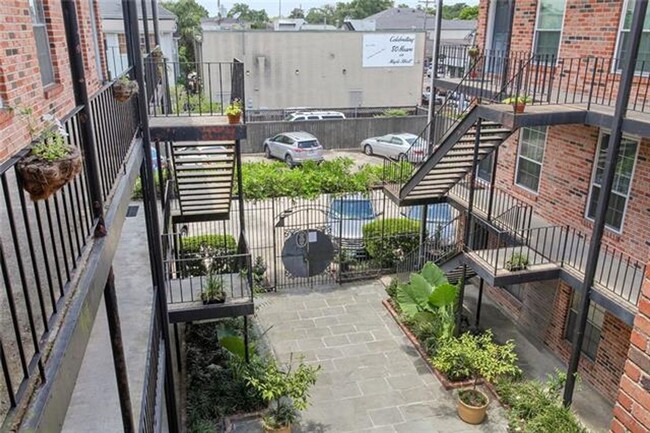 Building Photo - Condo unit in Gated community with open fl...