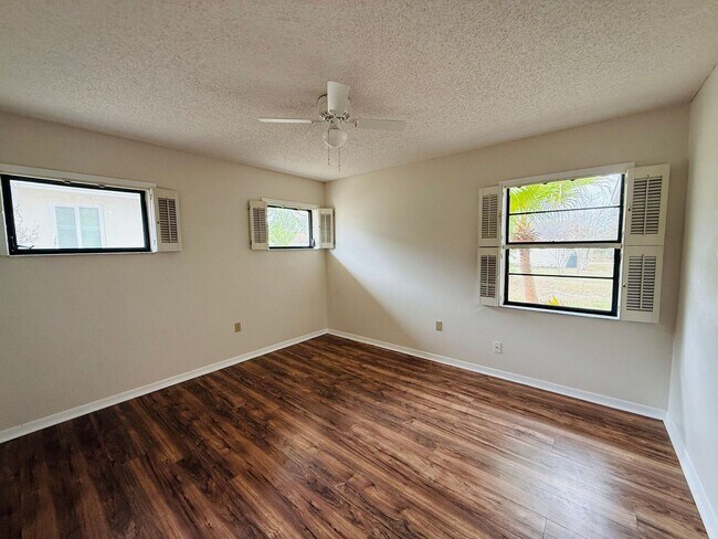 Building Photo - 2 Bedroom 2 bathroom home for Rent in Weeki Wachee FL!