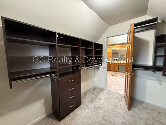 Building Photo - 882 Clarendon Ln